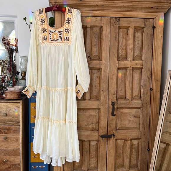 Chasing Unicorns Four Strong Winds Maxi in cream - Picture 2 of 5